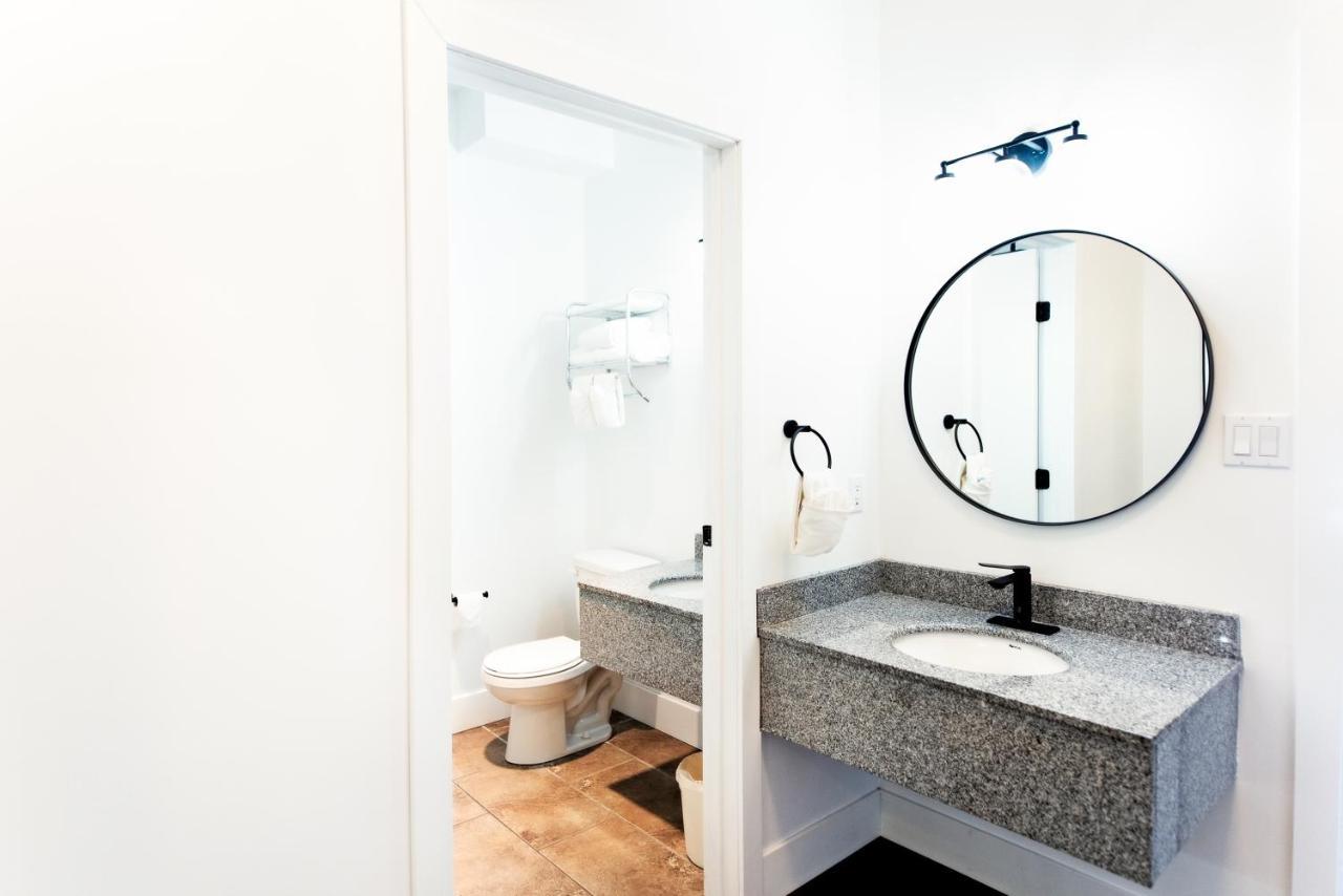 Waterton Glacier Suites Luaran gambar