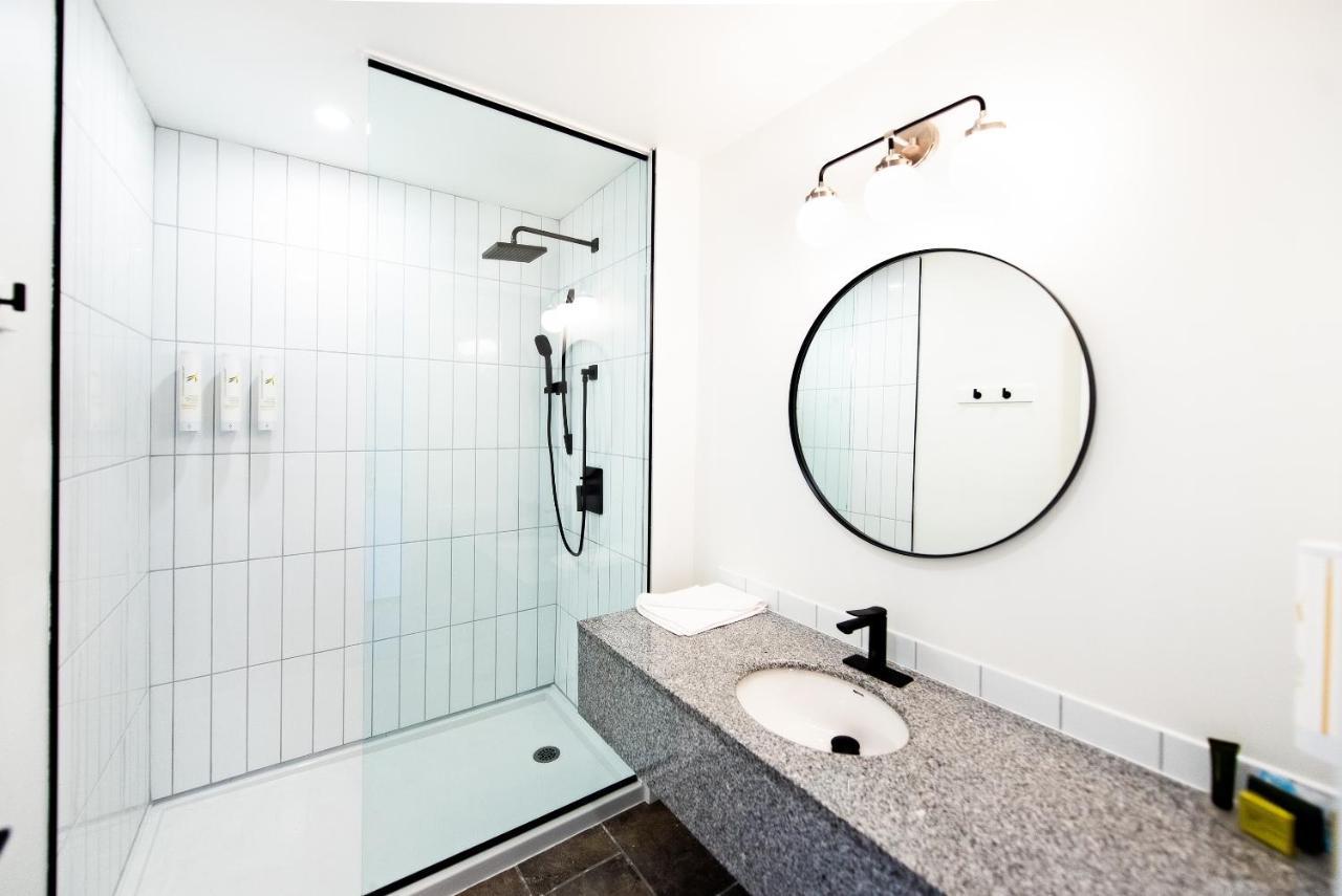 Waterton Glacier Suites Luaran gambar