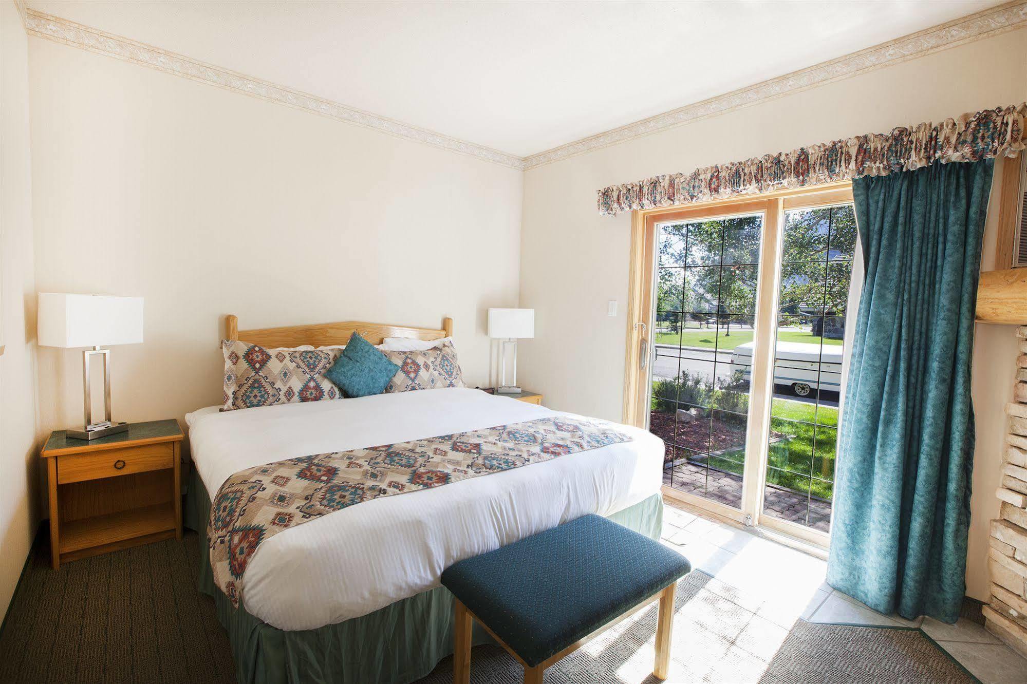 Waterton Glacier Suites Luaran gambar